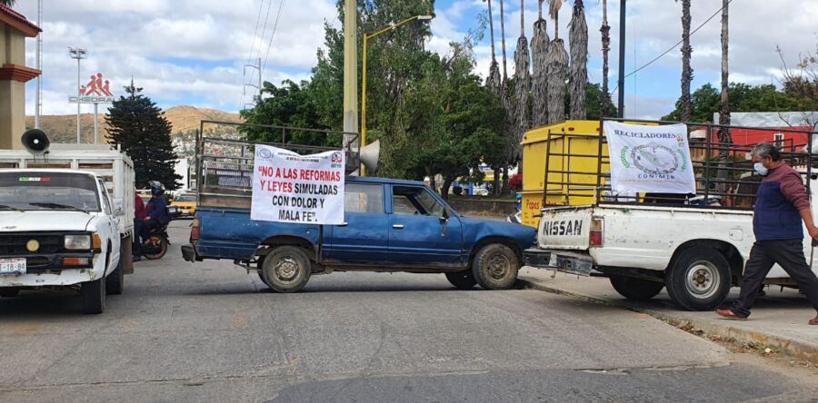 Provocan bloqueos caos vial en capital oaxaqueña