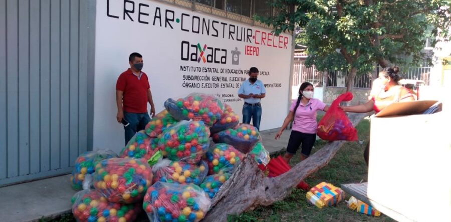Fortalece IEEPO educación inicial con la entrega de materiales didácticos