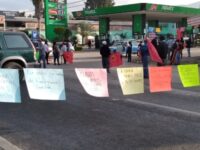 Cierran carretera Oaxaca-Puerto Escondido para exigir pavimentación en San Antonio de la Cal
