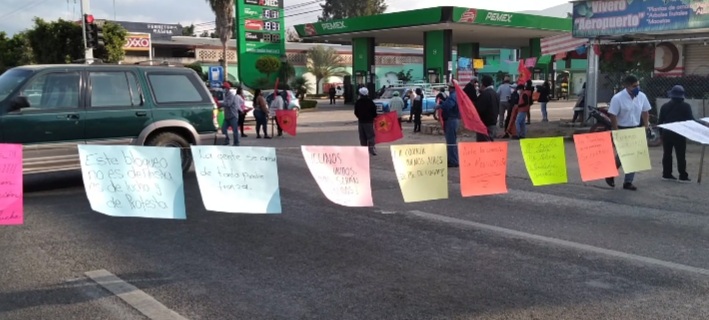 Cierran carretera Oaxaca-Puerto Escondido para exigir pavimentación en San Antonio de la Cal