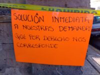 Desquician trabajadores de salud oficinas del sector con tomas y plantones; piden pago de prestaciones