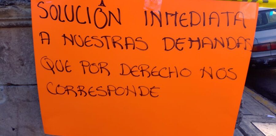 Desquician trabajadores de salud oficinas del sector con tomas y plantones; piden pago de prestaciones