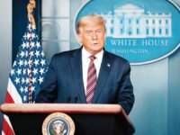 Donald Trump se aferra al triunfo; sin pruebas, acusa fraude electoral