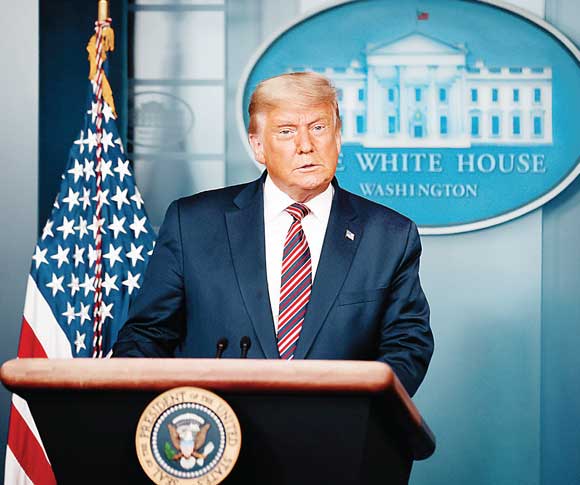 Donald Trump se aferra al triunfo; sin pruebas, acusa fraude electoral