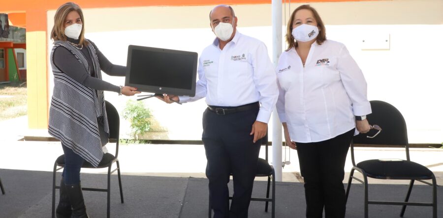 Fortalece IEEPO servicios de educación especial con entrega de mobiliario y equipo de cómputo