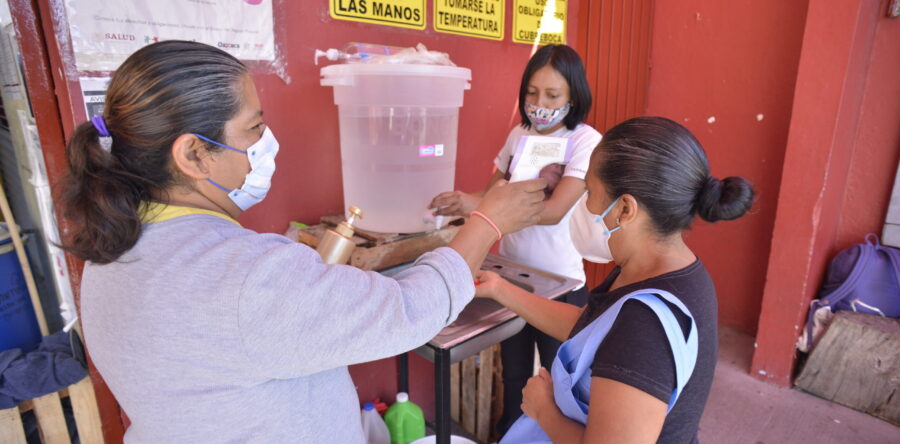 Dota Ayuntamiento de Oaxaca de insumos sanitarios a mercados La Merced y Zonal Las Flores