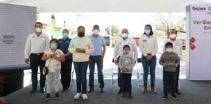 Entregan Ver bien para aprender mejor y el IEEPO mil 105 anteojos a estudiantes de la Mixteca