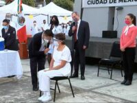 Aplican a enfermera primera vacuna contra Covid-19