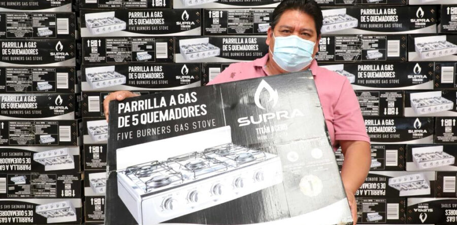 Cumple IEEPO con entrega de regalo de fin de año al Personal de Apoyo y Asistencia a la Educación