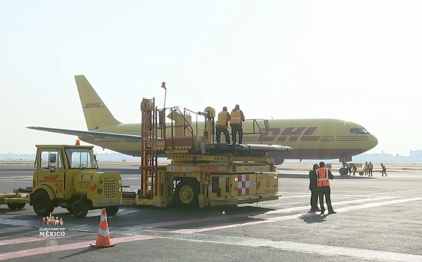 ¡Por fin! Llegan primeras dosis de vacuna contra covid a México