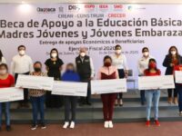 Entrega IEEPO becas Elisa Acuña en apoyo a la educación básica de madres jóvenes y embarazadas