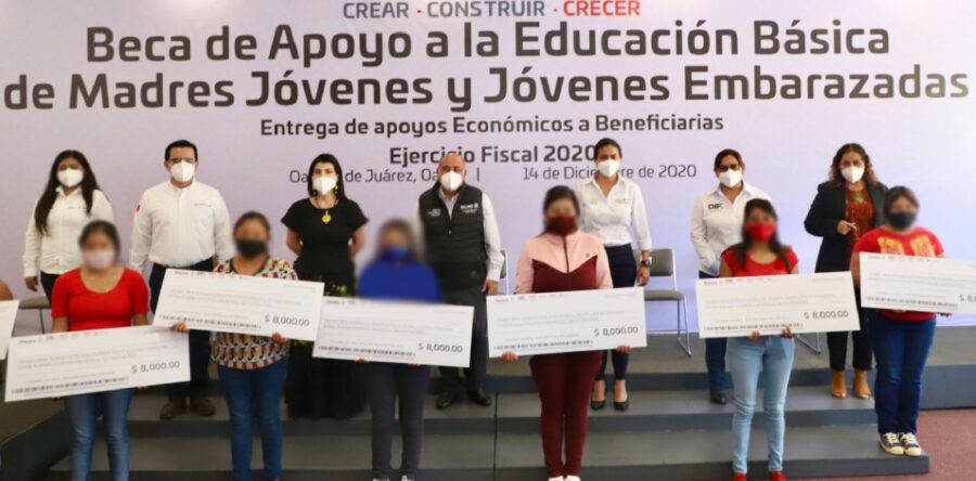 Entrega IEEPO becas Elisa Acuña en apoyo a la educación básica de madres jóvenes y embarazadas