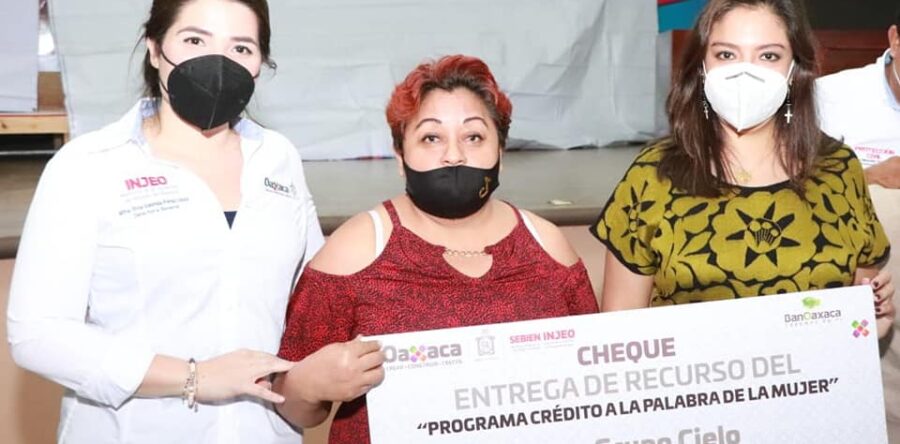 Mujeres de la Cuenca reciben créditos de la Sebien
