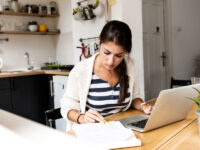 La Cámara de Diputados aprobó que tu empresa pague la luz si trabajas desde casa