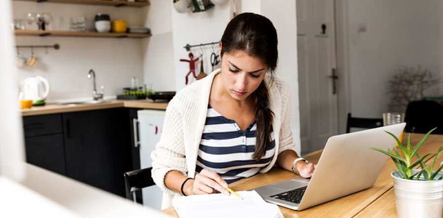 La Cámara de Diputados aprobó que tu empresa pague la luz si trabajas desde casa
