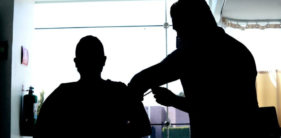 Enfermero de California da positivo una semana después de recibir vacuna