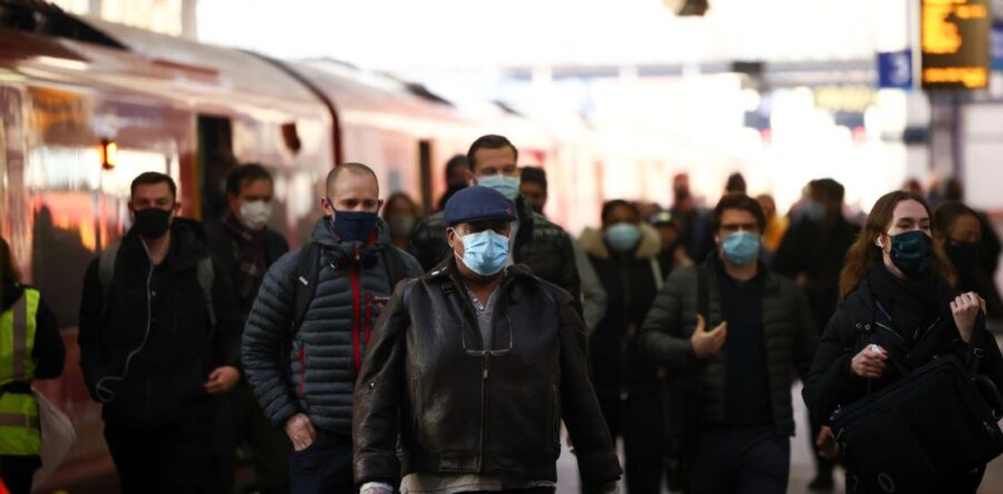 En Inglaterra, 1 de cada 85 personas está infectada de Covid-19