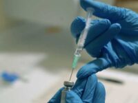 Acelerarán la vacunación para ancianos; recibirán dosis creada por CanSino/China