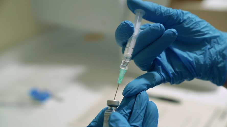 Acelerarán la vacunación para ancianos; recibirán dosis creada por CanSino/China