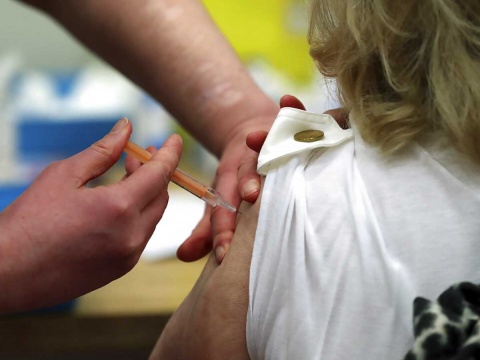 OMS pide a países ricos compartir vacunas con naciones pobres