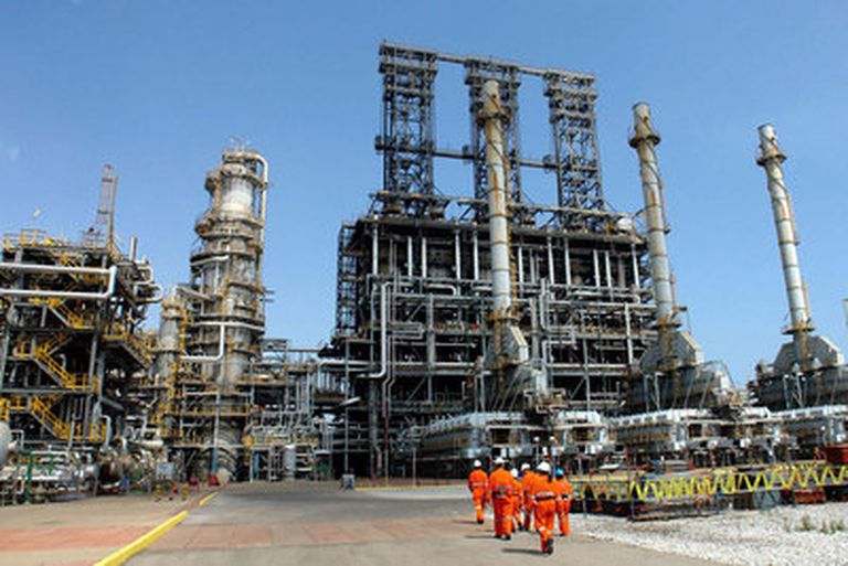 Petroleras venezolanas buscan presionar a Biden para intercambiar combustible