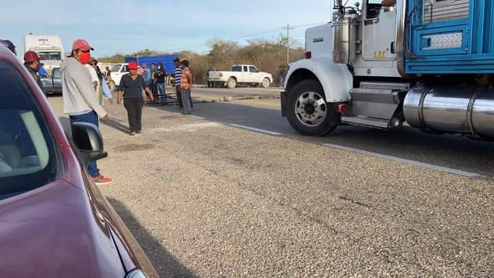 Con bloqueo carretero pobladores de las agencias de Cabestreda y Hierba Santa, exigen la salida de  agentes municipales