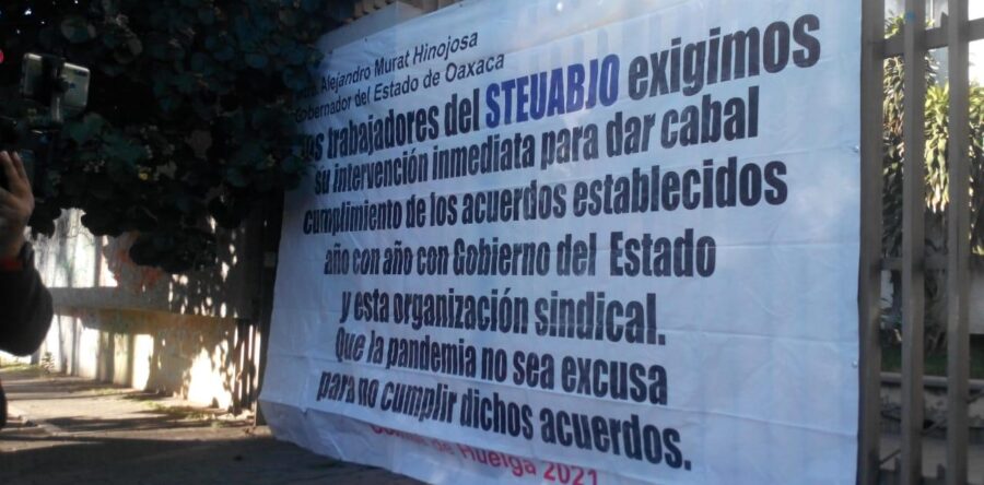 Protestan en la JLCyA los integrantes del STEUABJO