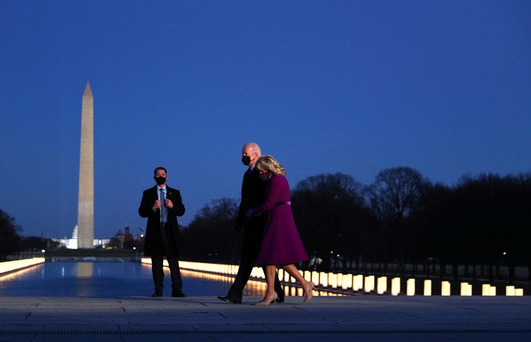Joe Biden y Kamala Harris rinden homenaje a víctimas del covid