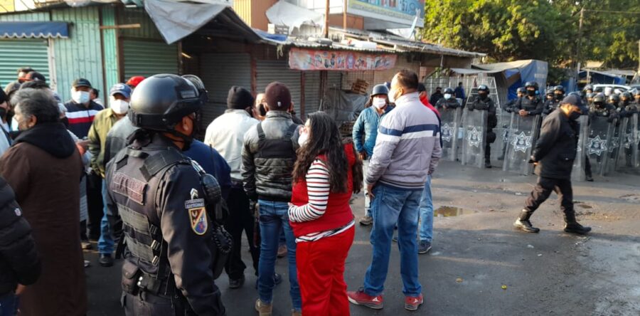 Protestan locatarios en el estacionamiento del Mercado de Abastos