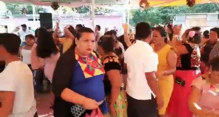 Acuden funcionarios municipales a una fiesta de XV años en Comitancillo