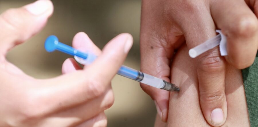 Alistan 10 mil brigadas para vacunar a adultos mayores