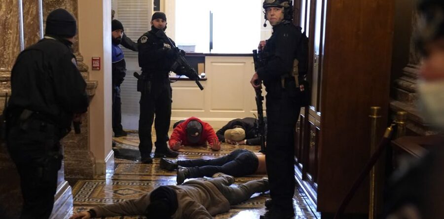 Reportan un herido de bala en el asalto al Congreso de EU