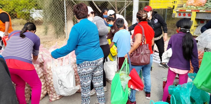 Poblano continúa regalando verduras en Oaxaca