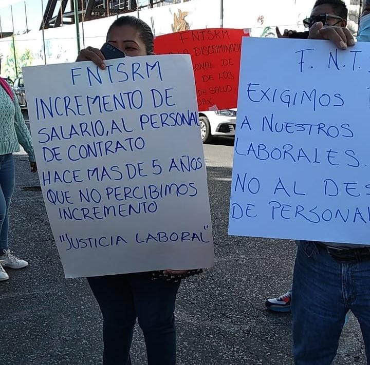 Protestan trabajadores de salud en la DDHPO