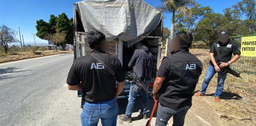 En operativo realizado en San Sebastián Tutla, rescatamos a 20 indocumentados y detuvimos a dos masculinos: Fiscalía General