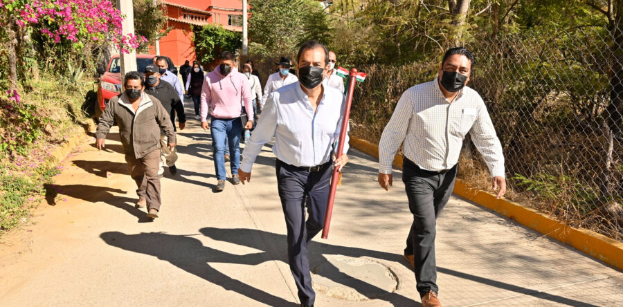 Inaugura Ayuntamiento de Oaxaca de Juárez pavimentación de calle en Guadalupe Victoria