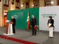 Formalizan cambio en SEP: sale Esteban y entra Delfina