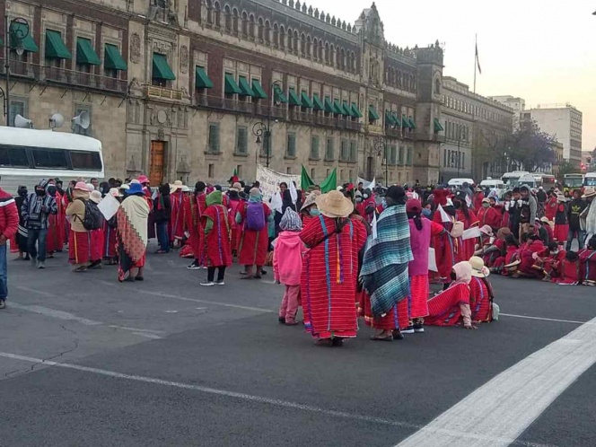 Triquis desplazados hacen plantón frente a Palacio Nacional