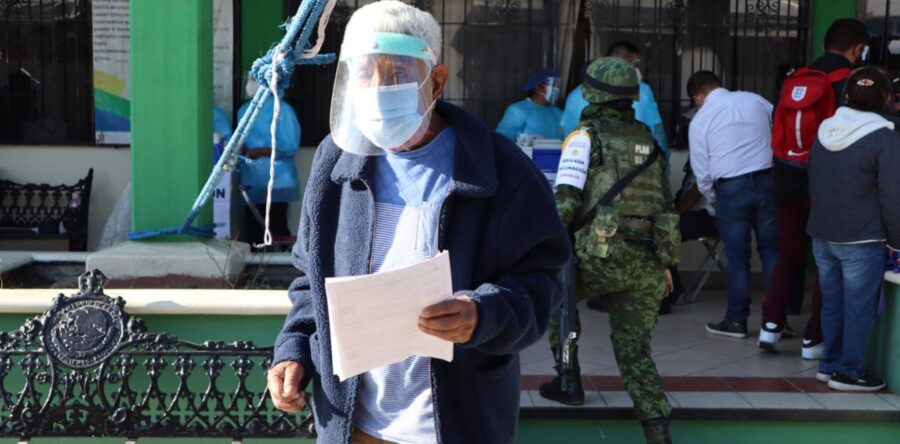 Inicia el proceso de inmunización contra el coronavirus en adultos mayores en San Antonio de la Cal y Tlacolula