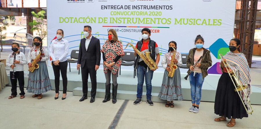 Entrega AMH instrumentos musicales a bandas infantiles y juveniles de la entidad