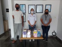 Entrega Karla Villacaña acervo bibliográfico en la región de la Costa