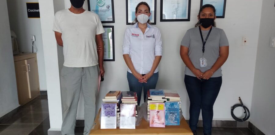 Entrega Karla Villacaña acervo bibliográfico en la región de la Costa