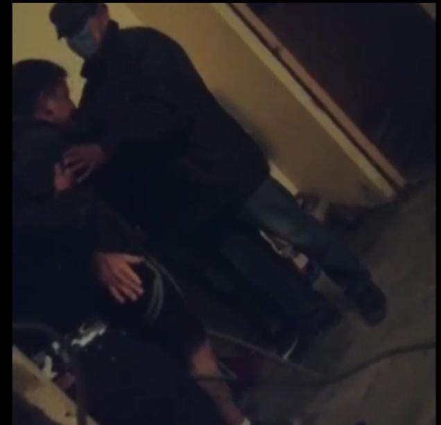 Encarcelan a un joven y no le permiten enterrar a su familiar