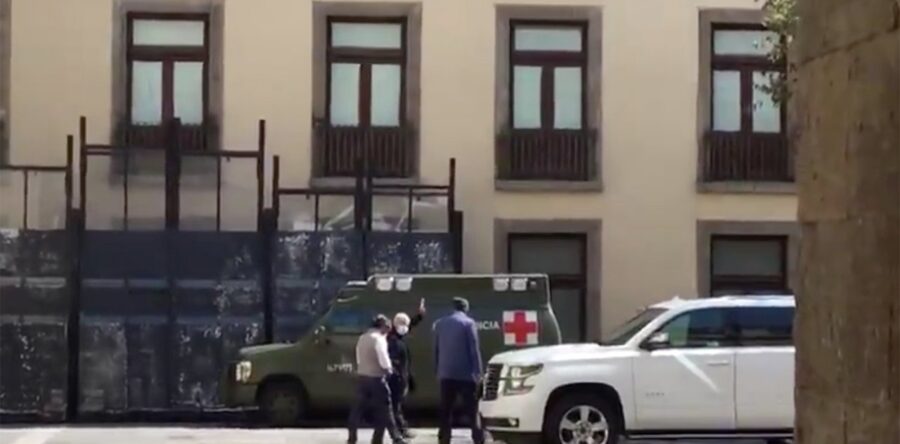 AMLO realiza caminata por Palacio Nacional