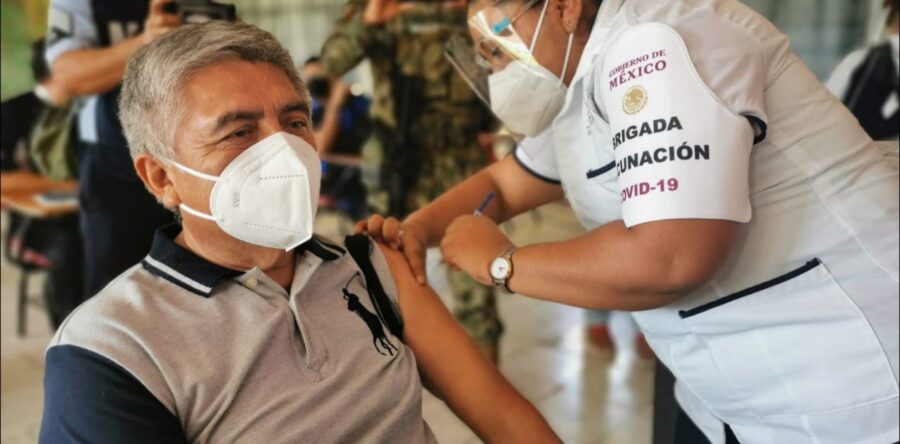 Arranca vacunación de ancianos; arriban dosis de AstraZeneca