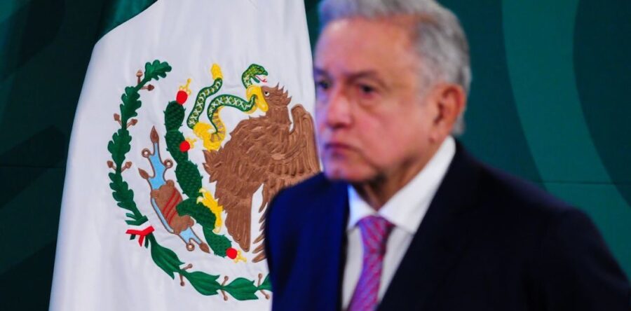 Ya se compraron 3 barcos de gas natural para revertir apagones: AMLO