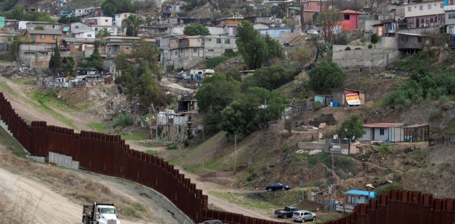 Biden pone fin a ’emergencia nacional’ declarada por Trump en frontera con México