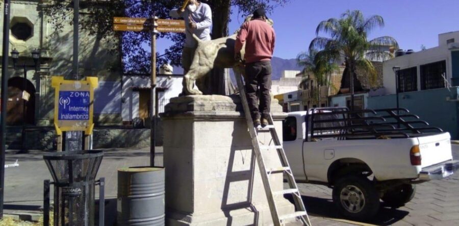 Tras 10 años de abandono, Ayuntamiento de Oaxaca da mantenimiento a leones del Llano