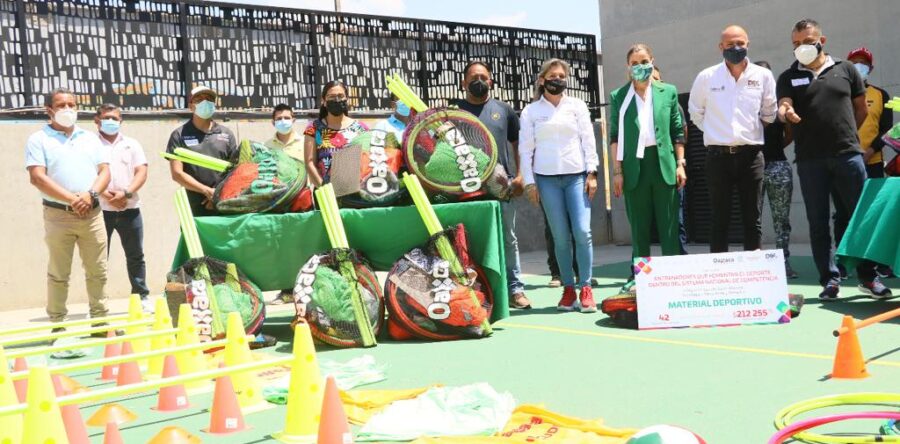 Ivette Morán de Murat e Incude entregan material deportivo en beneficio de 42 entrenadores del estado