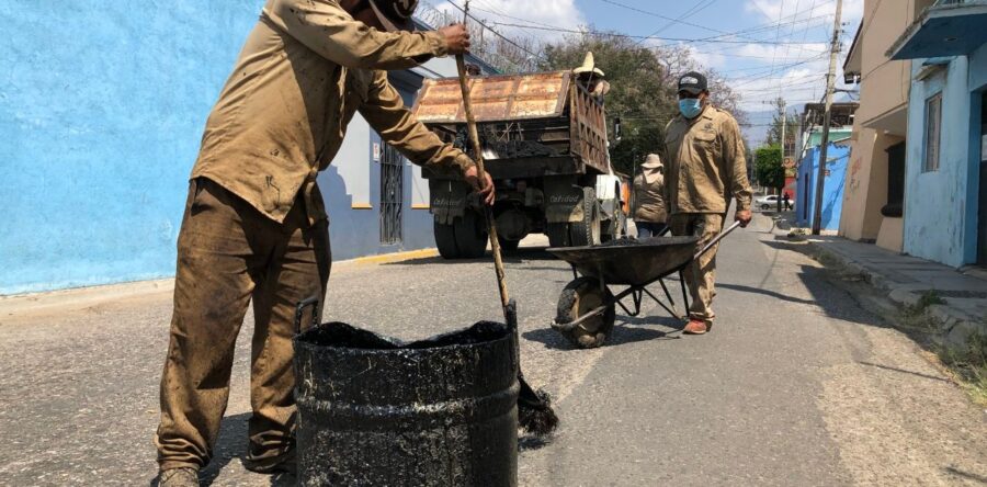 Ayuntamiento de Oaxaca ha bacheado 2,466 metros cuadrados de vialidades en lo que va de 2021